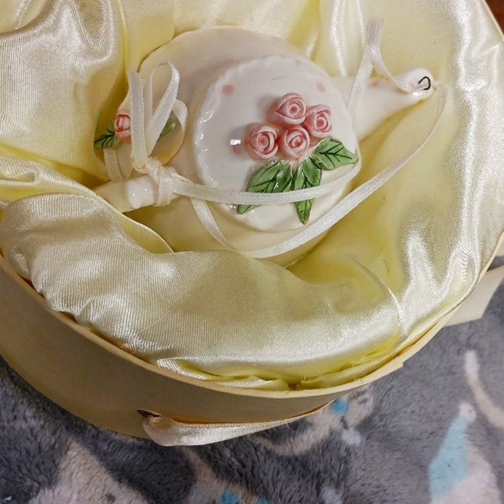 Teapot ornament with 3D flowers